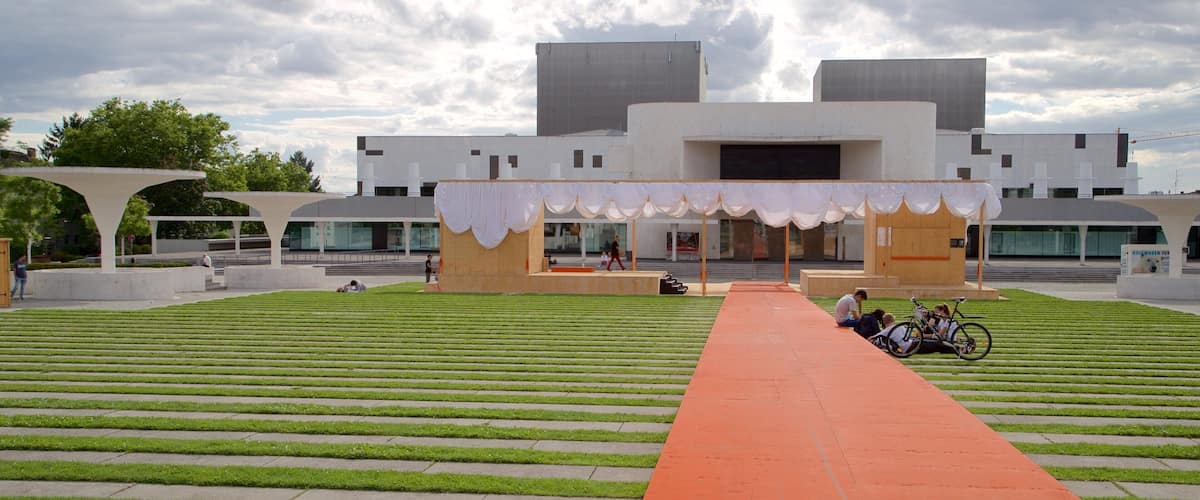 Darmstadtin valtionteatteri joka esittää moderni arkkitehtuuri ja puutarha sekä pieni ryhmä ihmisiä