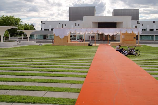 Staatstheater Darmstadt mit einem Park und moderne Architektur sowie kleine Menschengruppe