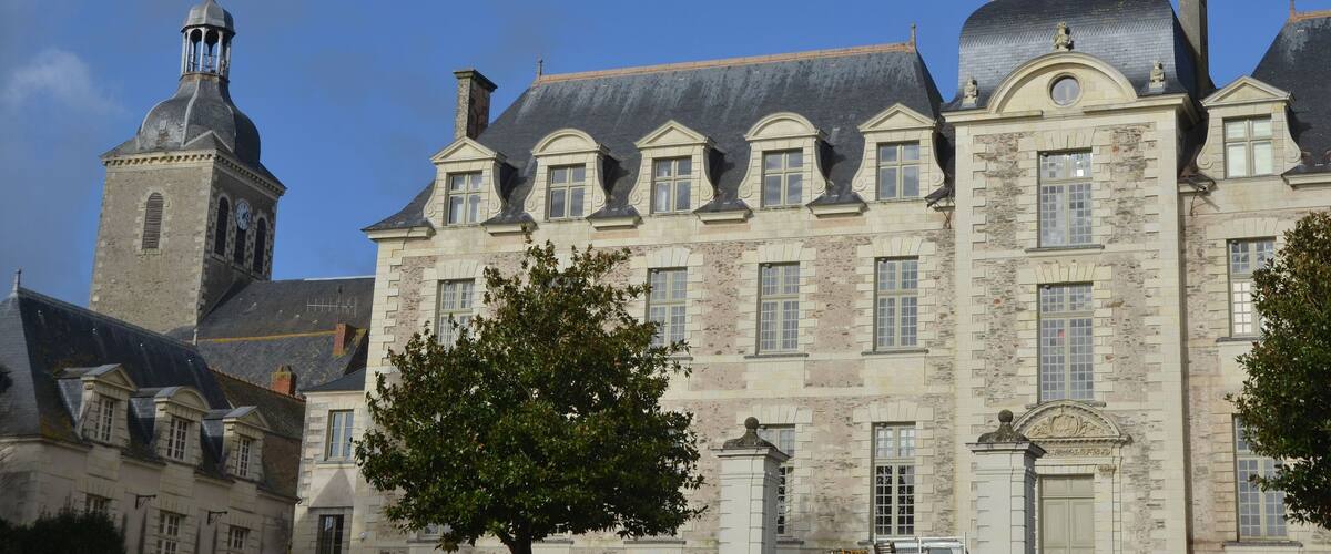 église et abbaye (devenue mairie) de St Georges sur Loire, France
