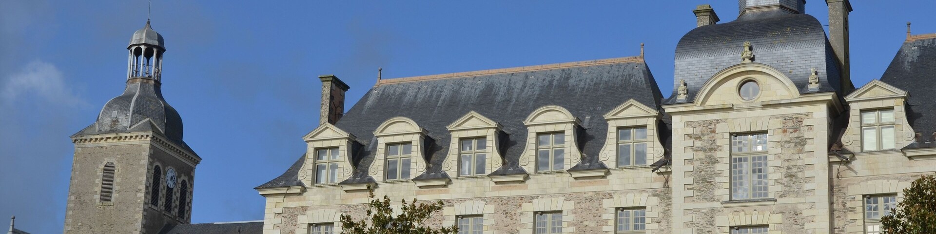 église et abbaye (devenue mairie) de St Georges sur Loire, France