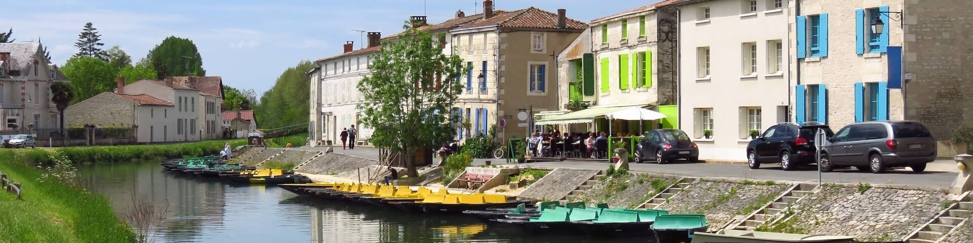 Embarcadère de Coulon, dans le marais poitevin, au printemps (France)