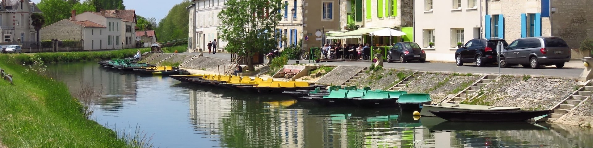 Embarcadère de Coulon, dans le marais poitevin, au printemps (France)