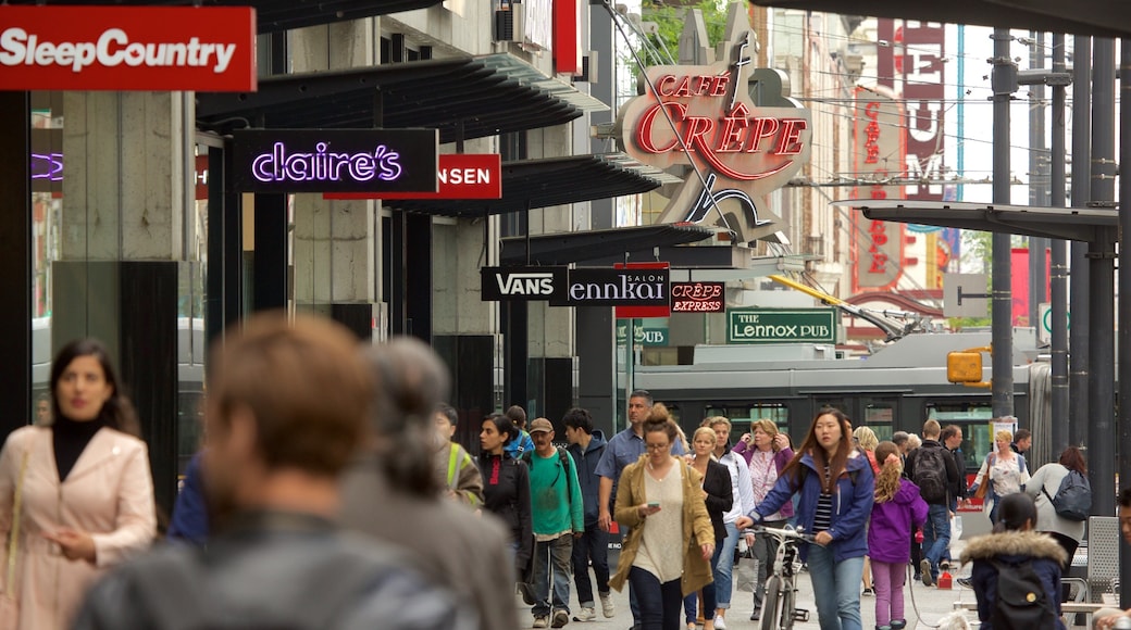 Granville Street inclusief winkelen en bewegwijzering en ook een grote groep mensen
