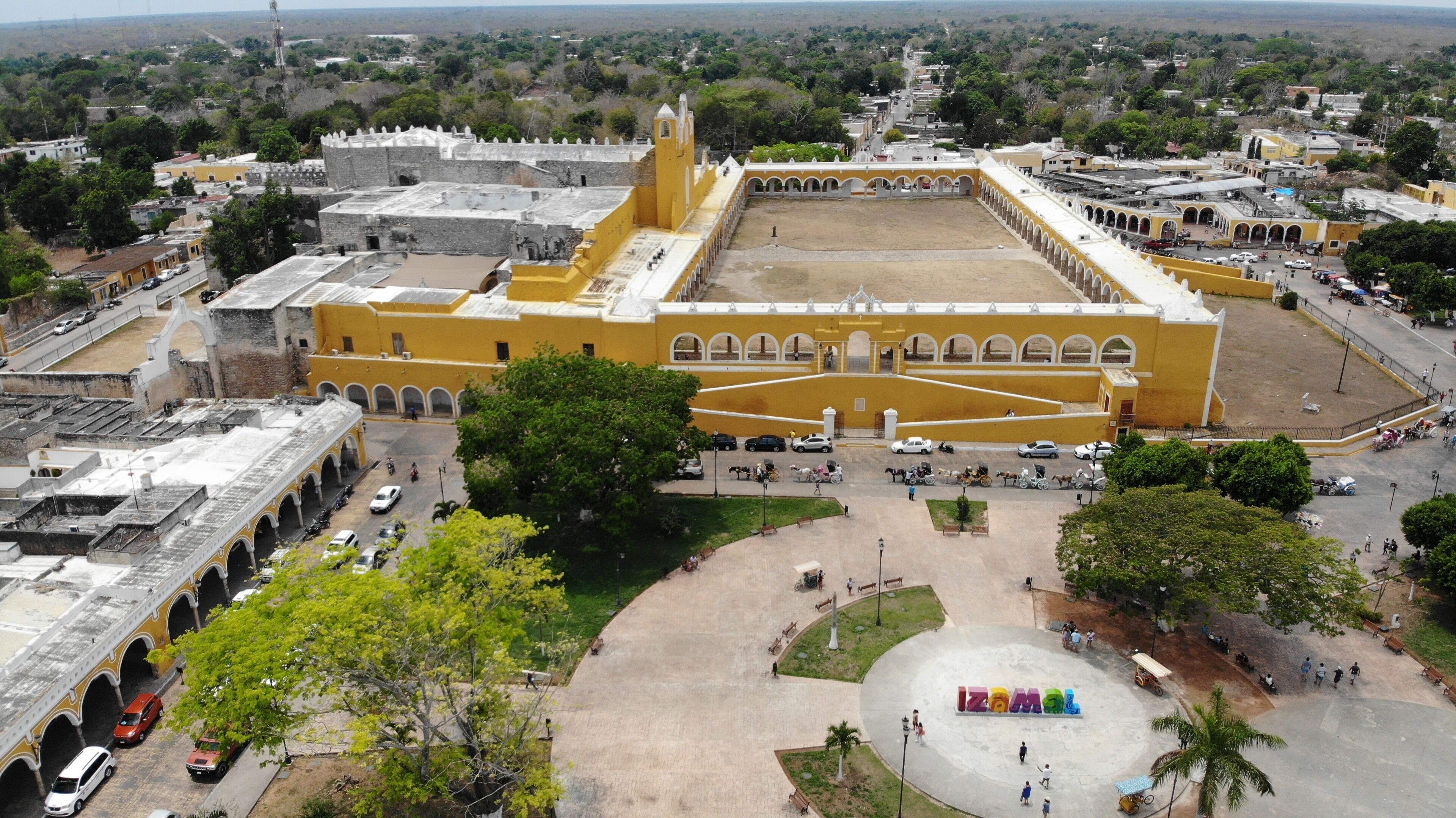 Esta es una vista aérea del lindo convento de Izamal , se pueden apreciar las letras con el nombre del lugar .