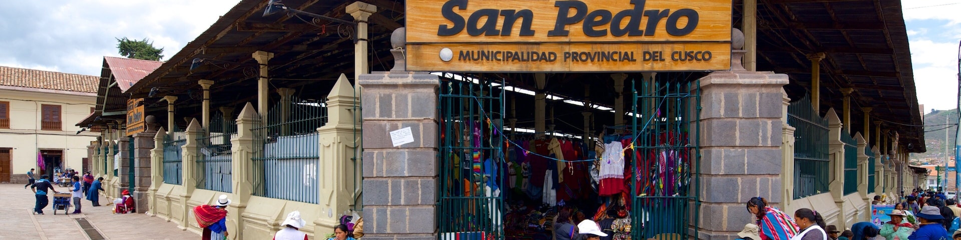 Mercado de San Pedro de Cusco mostrando mercados y también un pequeño grupo de personas