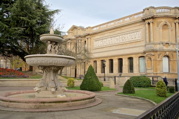 Wolverhampton som viser et springvand, en have og blomster