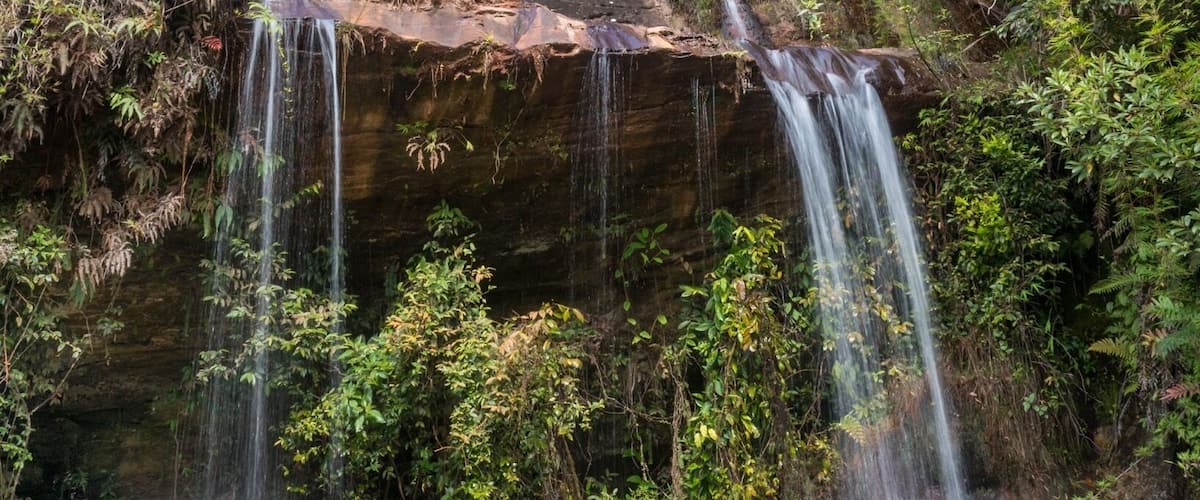 #likealocal
Lavras Novas is a little known town of Minas Gerais next to the historical city of Ouro Preto. The access is made by dirt road and the great attraction is the contact with nature. It has paradisiacal sites, trails, waterfalls and it is possible to hire guided tours and 4x4 alternative transportation. It has simple and cozy inns and restaurants. And at night it is still possible to see a magnificent starry sky that is not found in the big cities! 
This is the waterfall of three drops (Cachoeira dos três pingos)!