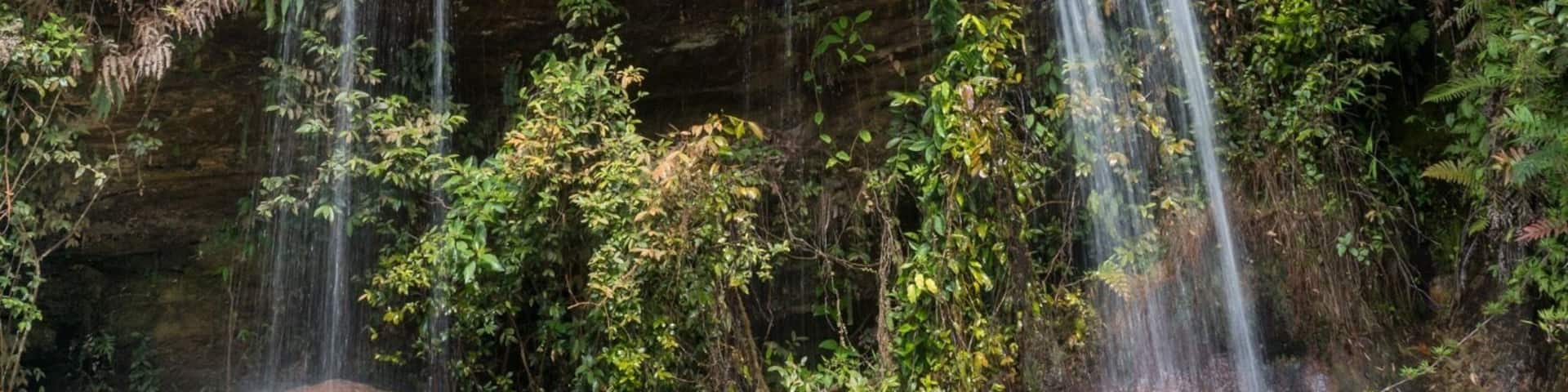 #likealocal
Lavras Novas is a little known town of Minas Gerais next to the historical city of Ouro Preto. The access is made by dirt road and the great attraction is the contact with nature. It has paradisiacal sites, trails, waterfalls and it is possible to hire guided tours and 4x4 alternative transportation. It has simple and cozy inns and restaurants. And at night it is still possible to see a magnificent starry sky that is not found in the big cities!
This is the waterfall of three drops (Cachoeira dos três pingos)!