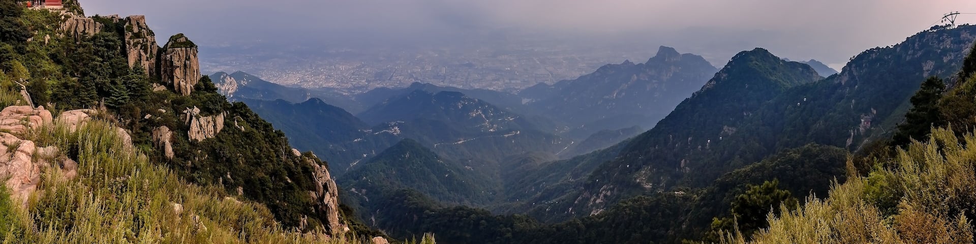 Blick vom heiligen Berg Tai Shan auf Tai'an