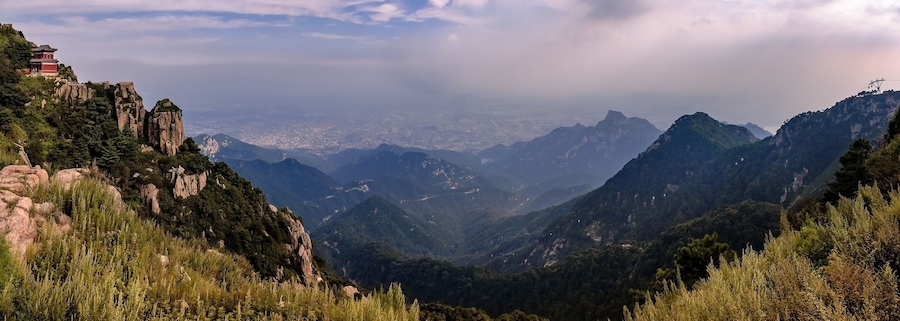 Blick vom heiligen Berg Tai Shan auf Tai'an