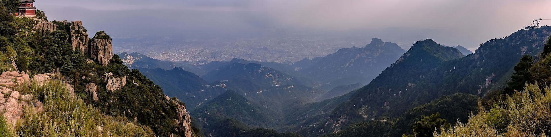 Blick vom heiligen Berg Tai Shan auf Tai'an