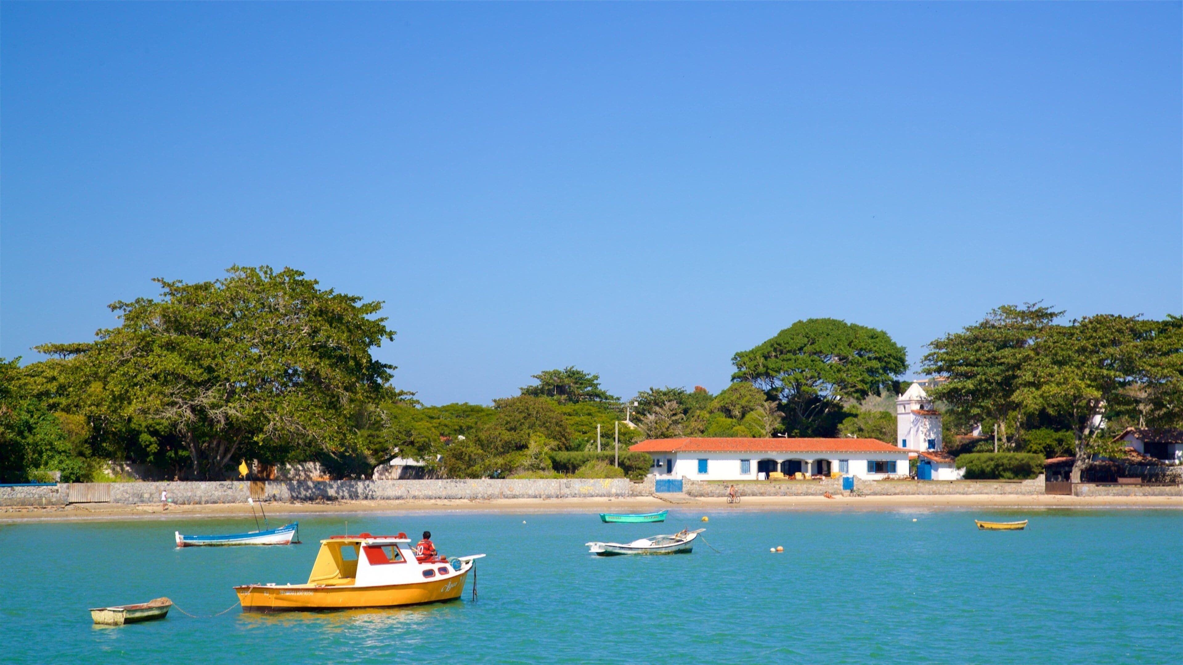 Plage de Manguinhos montrant baie ou port et vues littorales