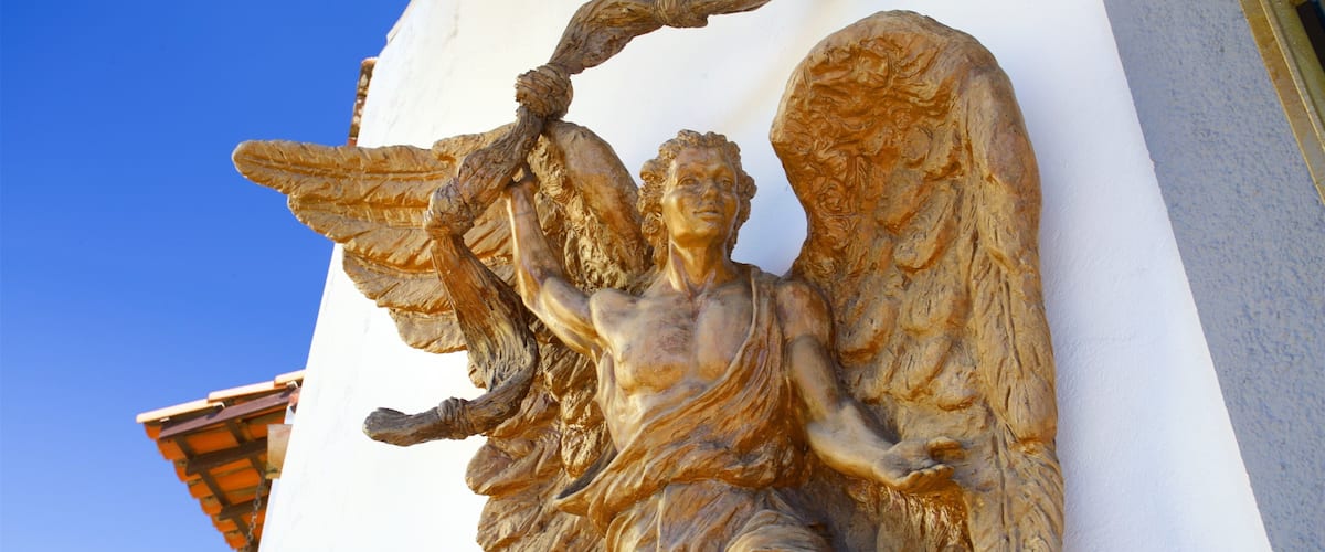 Capilla de Nuestra Señora Desatanudos que incluye una estatua o escultura y aspectos religiosos