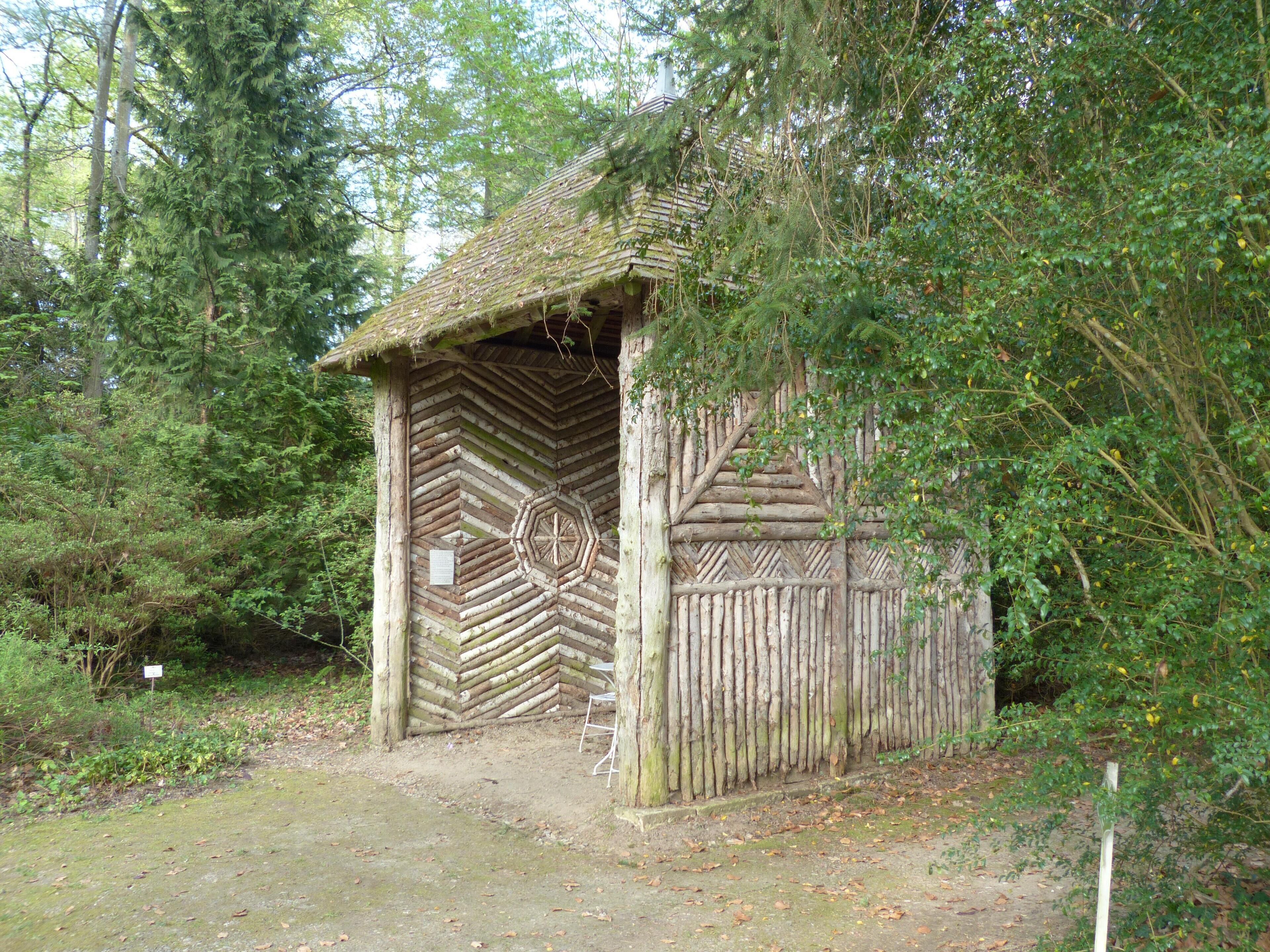 Arboretum de Balaine (Villeneuve-sur-Allier, France). Fabrique dans le parc : cabane en rondins de bouleau (1840).