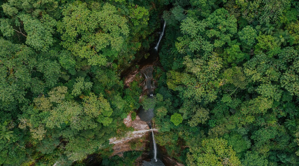 Der Wasserfalll Cachoeira do Cantão in Nova Veneza Santa Catarina. Wasserfall in den Subtropen. Drohne 15