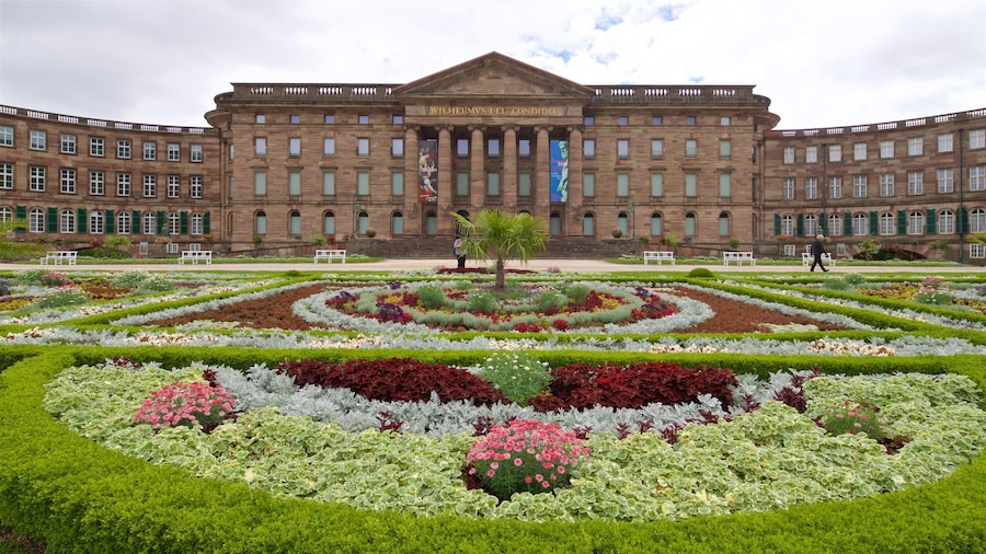 Schloss Wilhelmshoehe caracterizando arquitetura de patrimĂŽnio, flores e um jardim