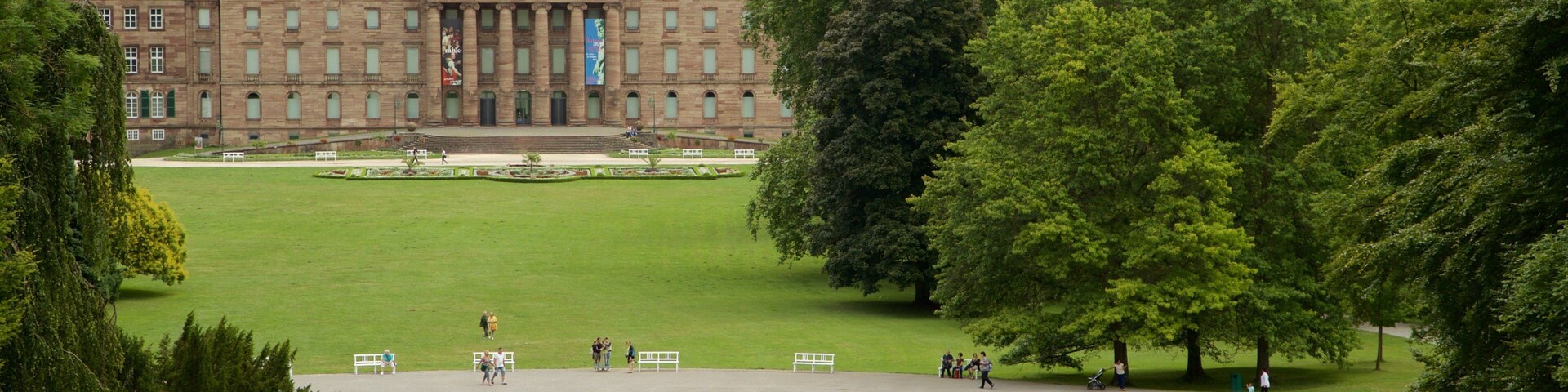 Schloss Wilhelmshöhe welches beinhaltet Teich, historische Architektur und Garten