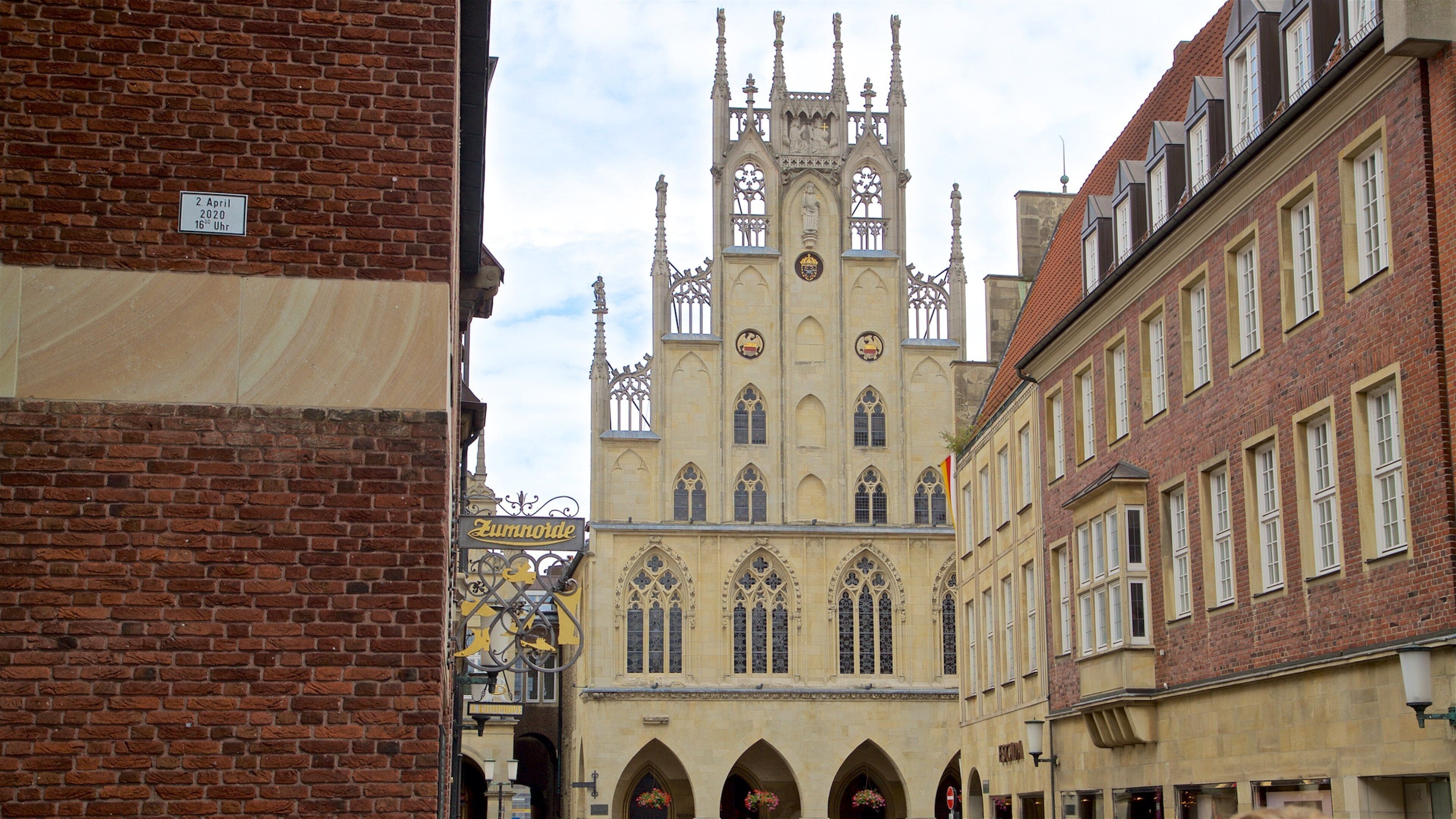 Historisches Rathaus which includes a church or cathedral, a city and heritage architecture