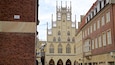Un edificio storico con un'alta torre e finestre ad arco.