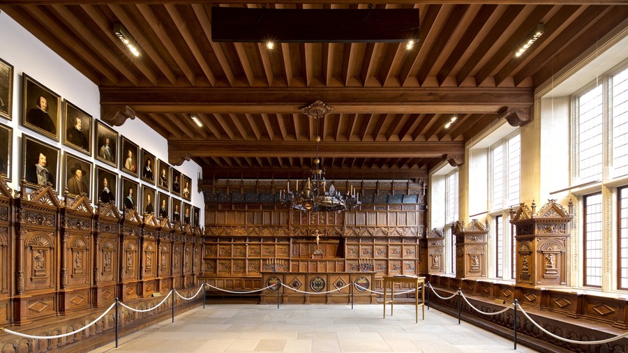 Historisches Rathaus bevat historisch erfgoed en interieur