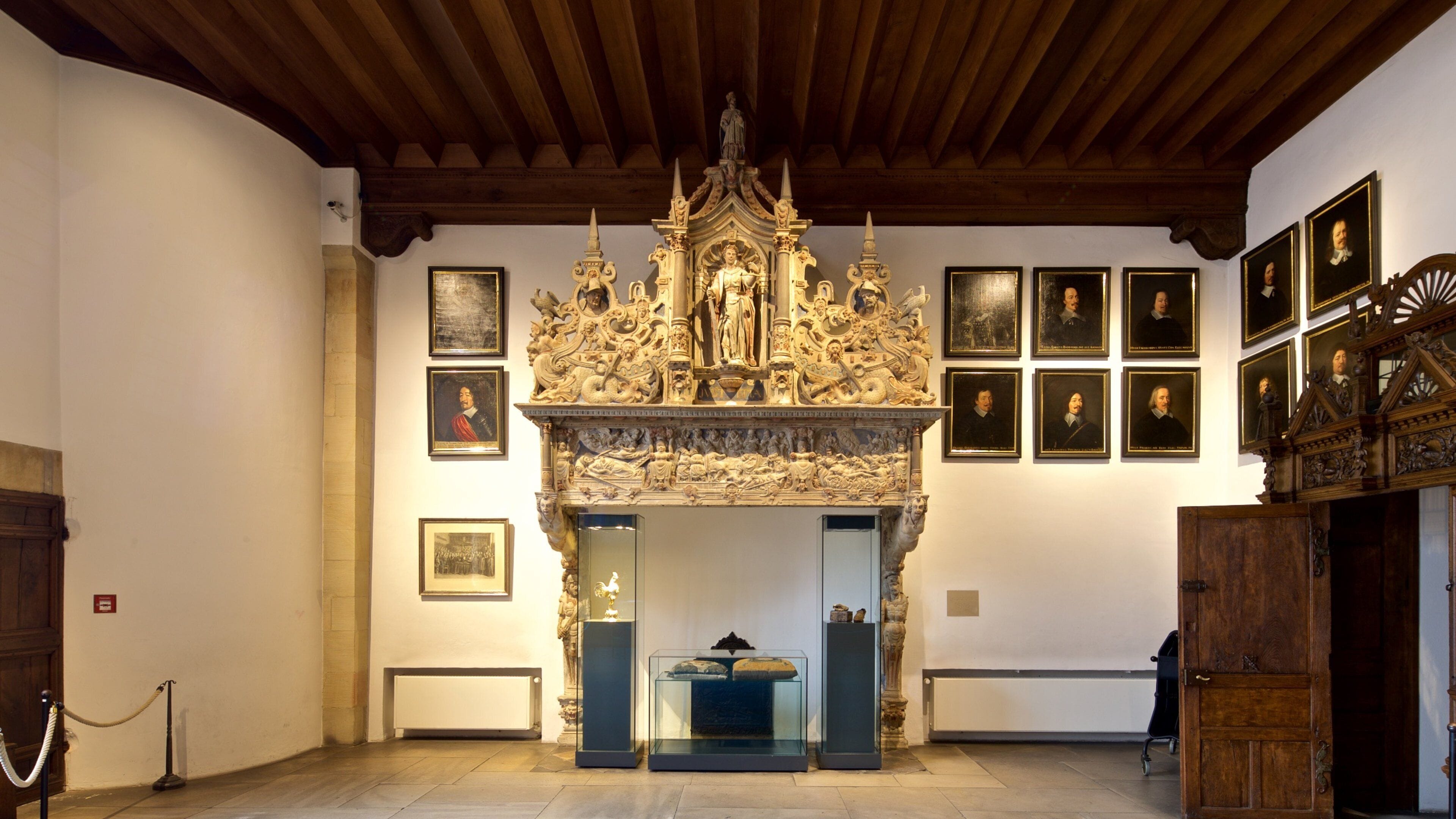 Historisches Rathaus featuring interior views, art and heritage elements