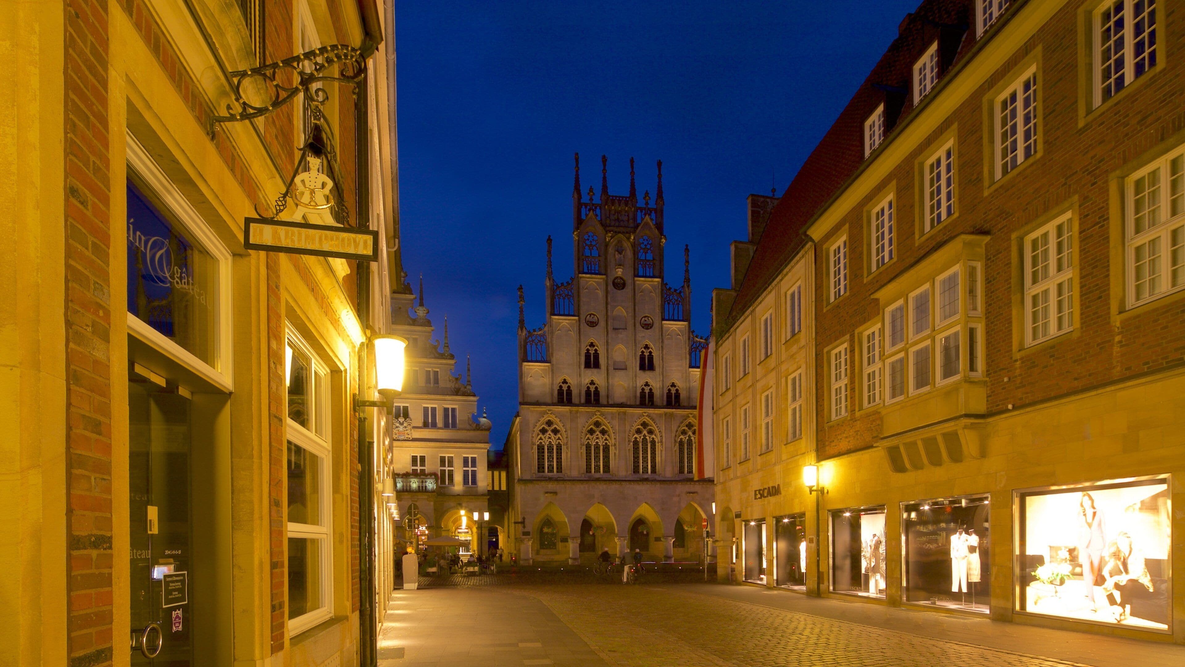 Historisches Rathaus caracterizando arquitetura de patrimônio, uma cidade e uma igreja ou catedral