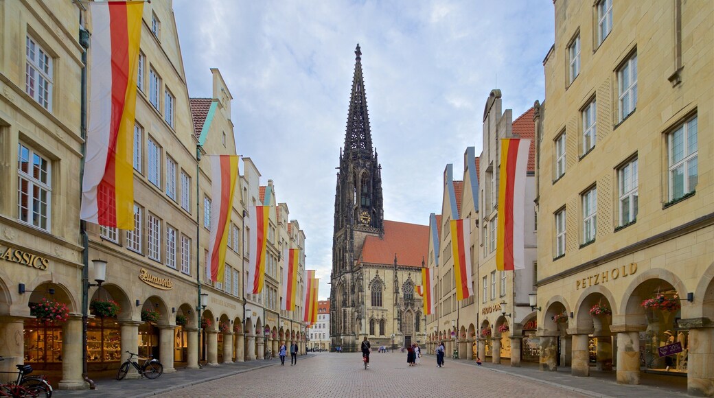 Historisches Rathaus mostrando uma igreja ou catedral, arquitetura de patrimĂŽnio e uma cidade