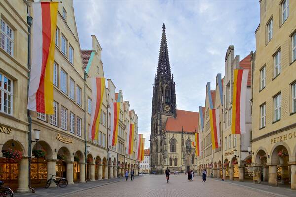 Historisches Rathaus qui includes église ou cathédrale, ville et patrimoine architectural