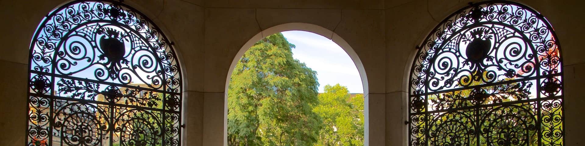 Kochbrunnen showing a garden, a fountain and interior views