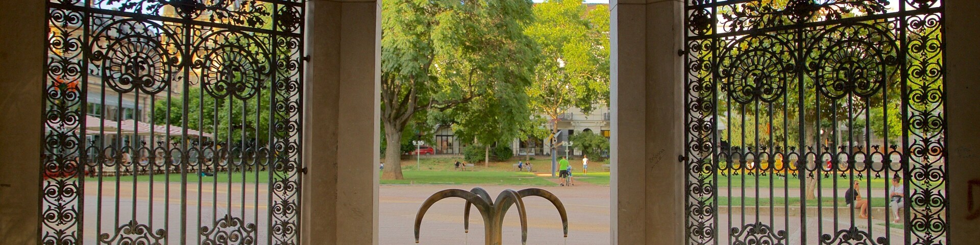 Kochbrunnen showing a garden, a fountain and interior views