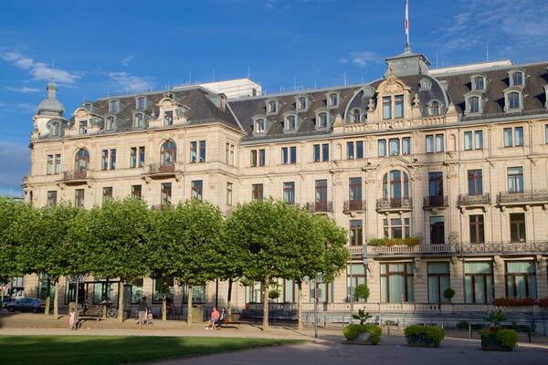 Kochbrunnen welches beinhaltet historische Architektur und Garten