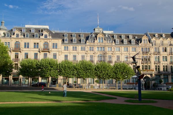 Kochbrunnen johon kuuluu vanha arkkitehtuuri ja puutarha sekÀ perhe