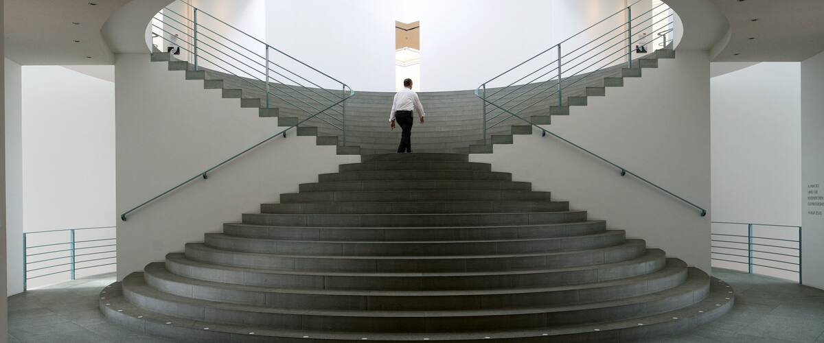 Bonn Kunstmuseum mit einem Innenansichten sowie einzelner Mann