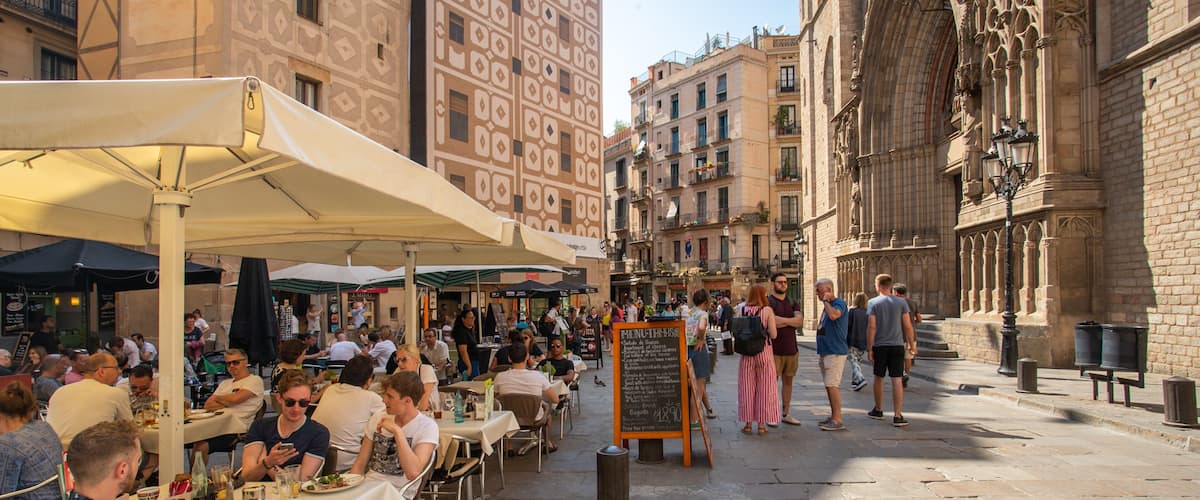 El Born which includes a city, outdoor eating and heritage elements