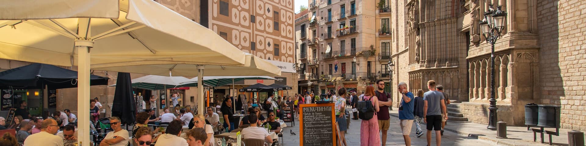 El Born which includes a city, outdoor eating and heritage elements