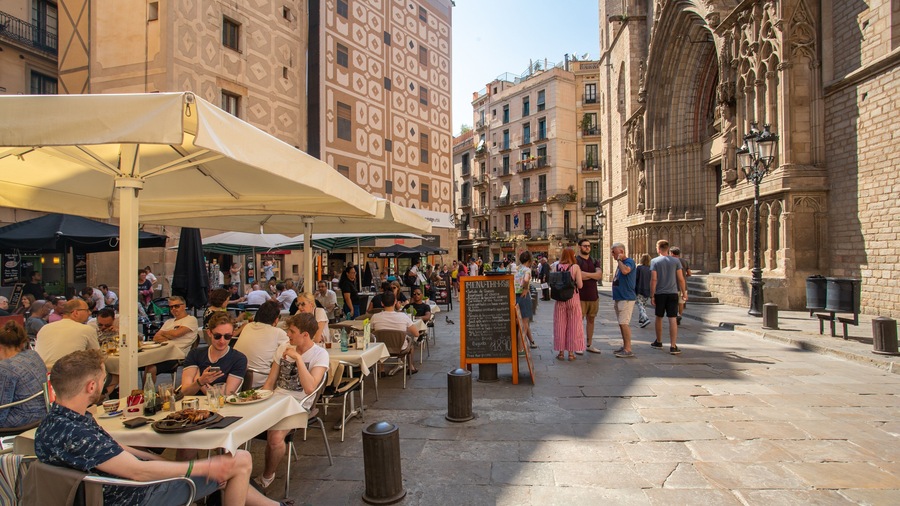 El Born which includes a city, outdoor eating and heritage elements