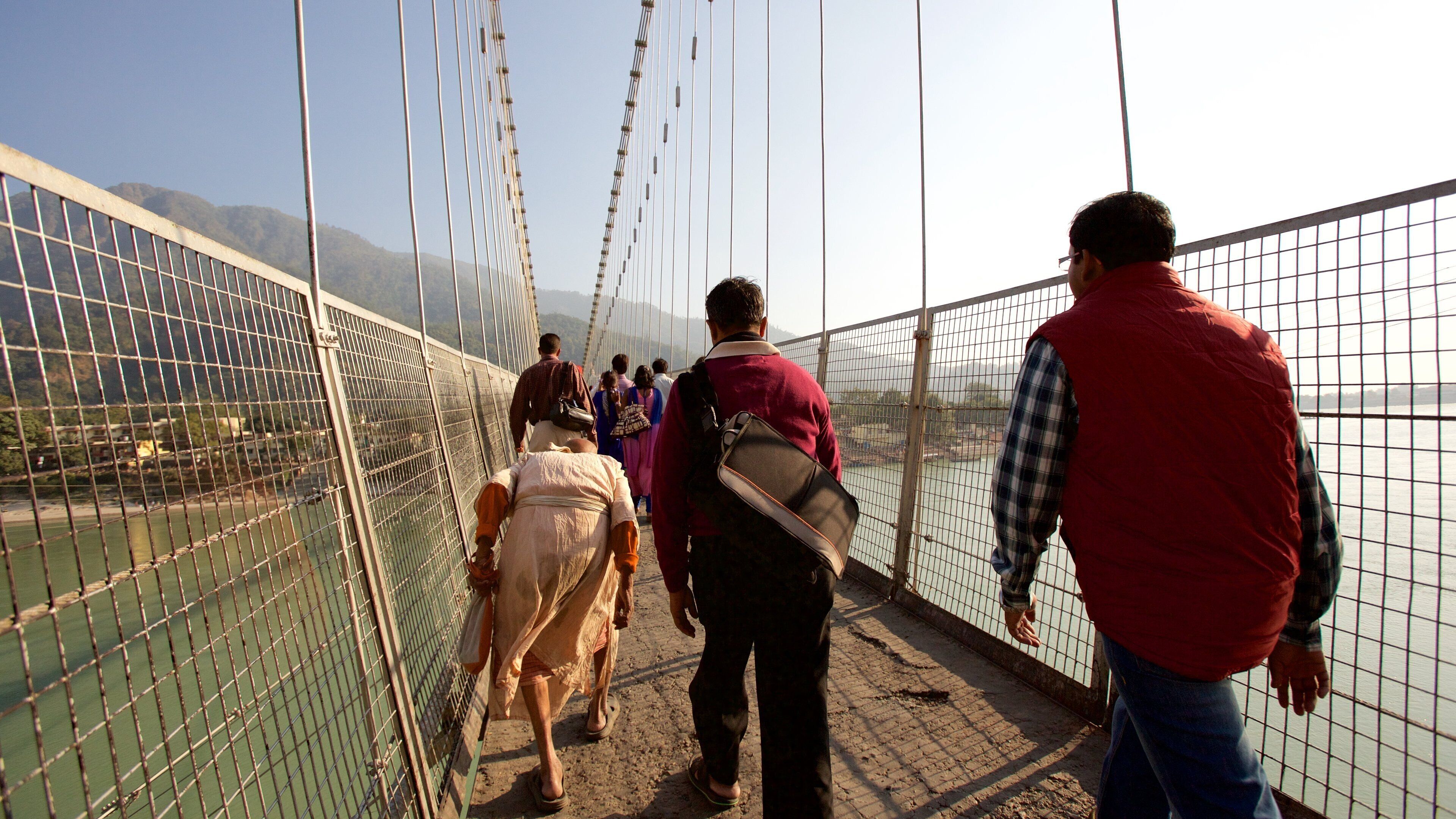 羅摩朱拉 呈现出 河流或小溪, 橋梁 和 小鎮或村莊