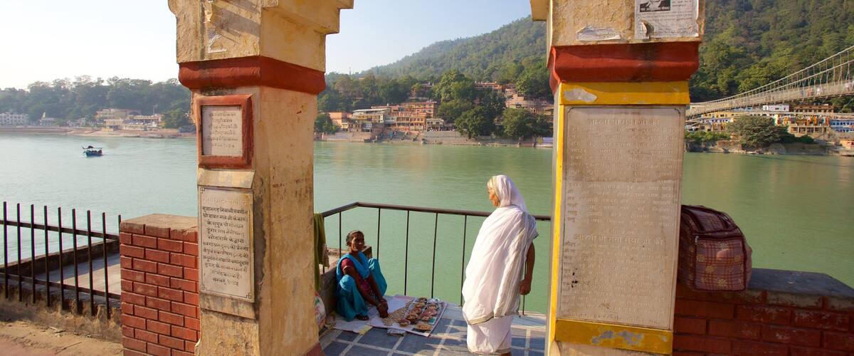 Ram Jhula mettant en vedette petite ville ou village, pont et rivière ou ruisseau