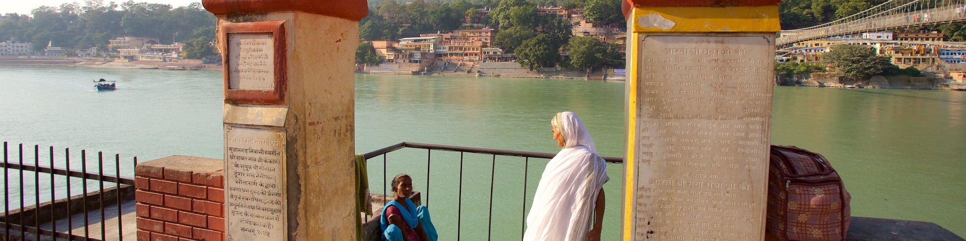 Ram Jhula que inclui um rio ou córrego, uma cidade pequena ou vila e uma ponte