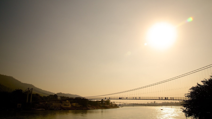 Ram Jhula ofreciendo un puente y un río o arroyo