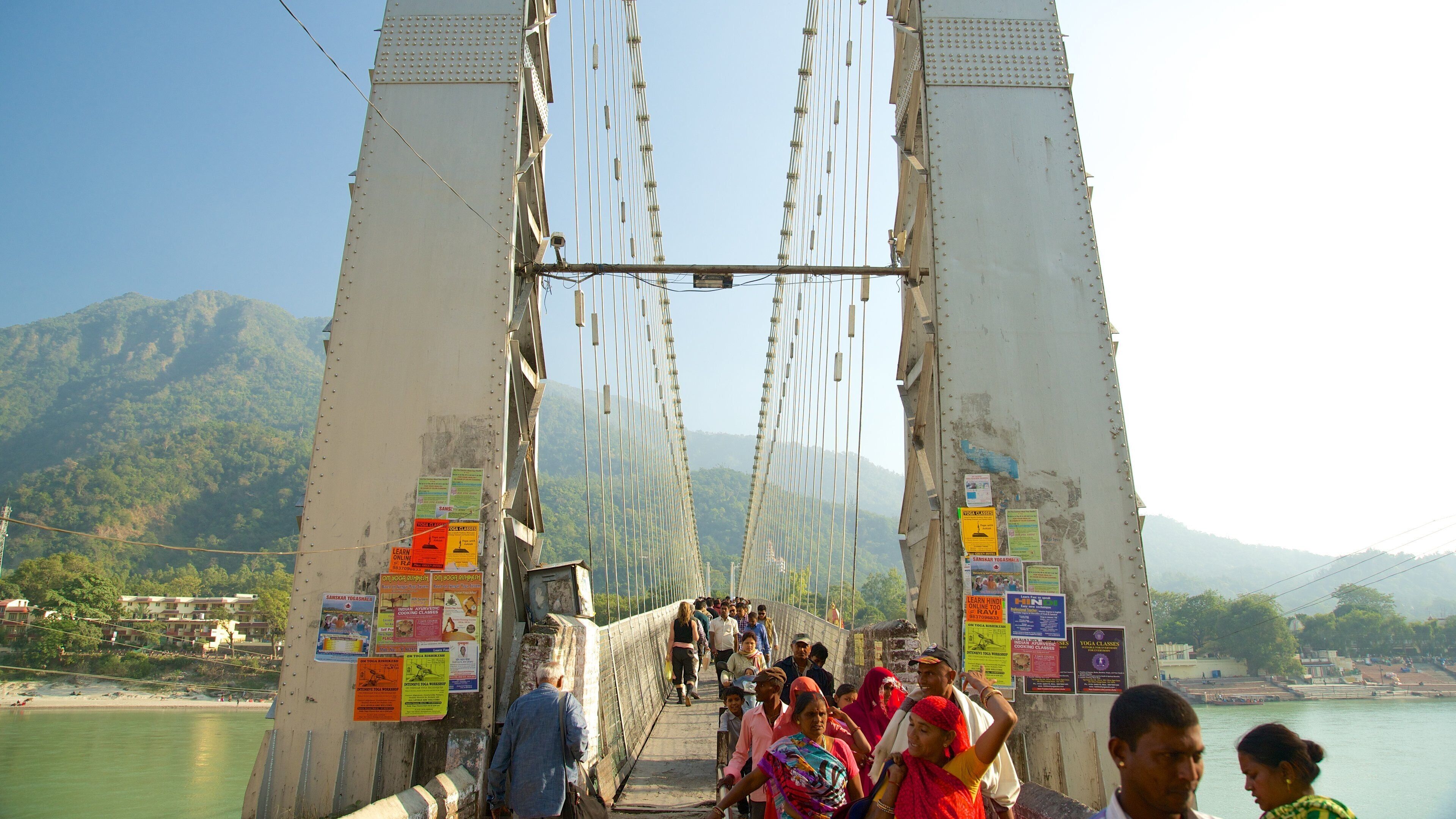 羅摩朱拉 设有 小鎮或村莊, 橋梁 和 河流或小溪