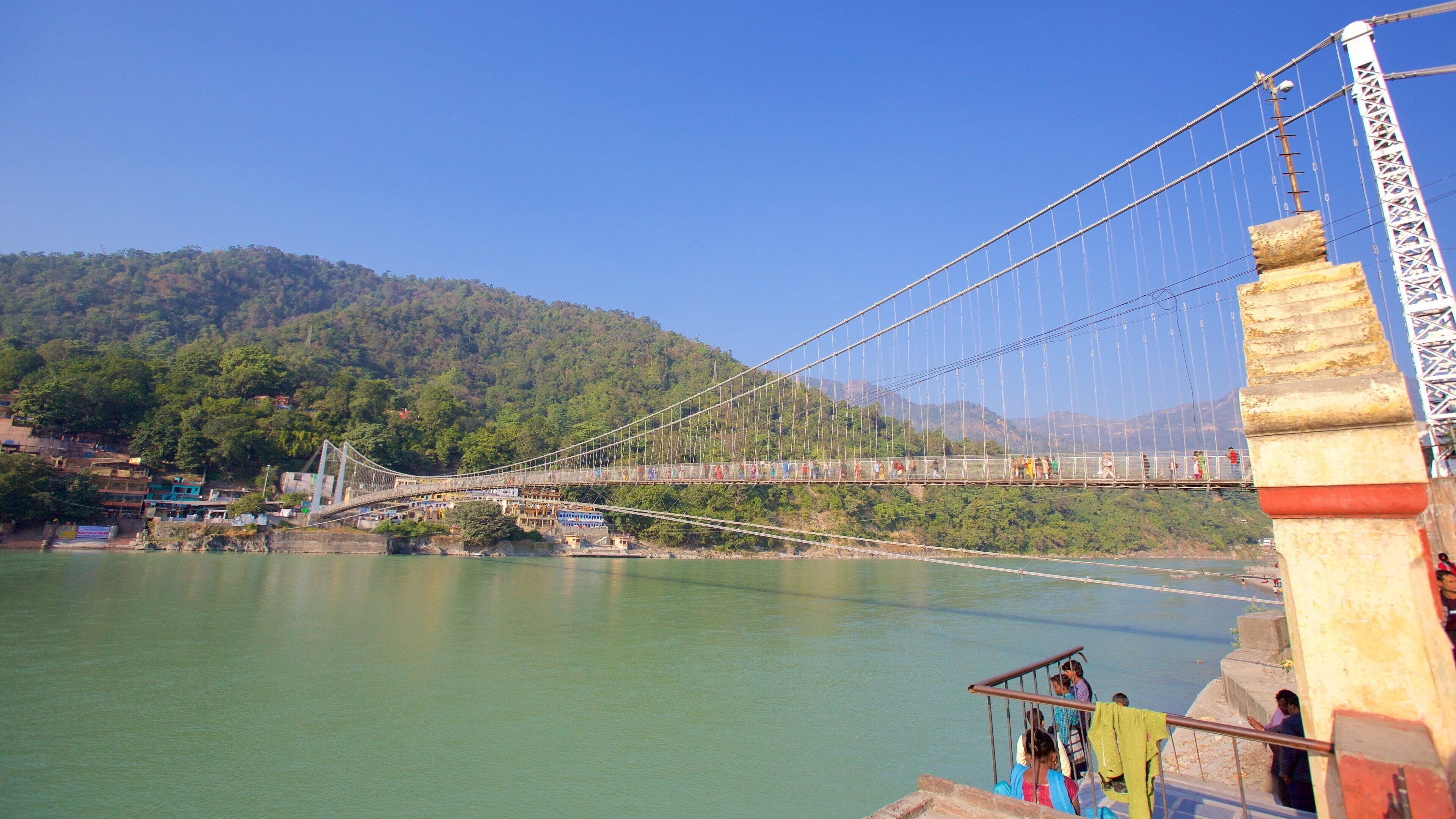 람 줄라 을 특징 다리, 강 또는 시내 과 작은 마을 또는 빌리지