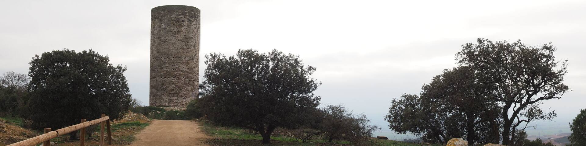 torre de vigilancia del castillo de almenara, construcción circular con escaleras laterales sobre el cerro mas elevado de la sierra, lérida, cataluña, españa, europa