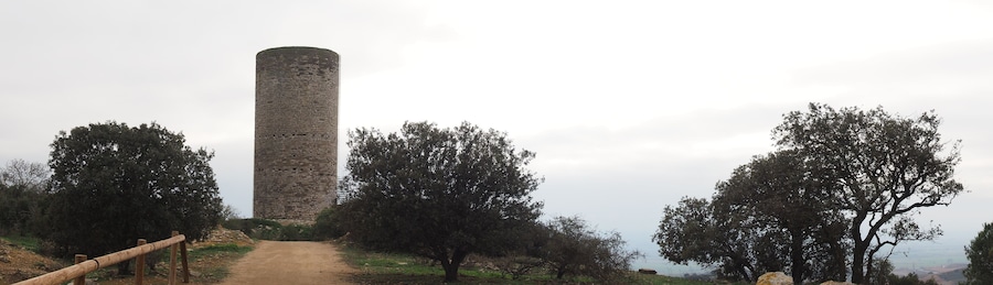 torre de vigilancia del castillo de almenara, construcción circular con escaleras laterales sobre el cerro mas elevado de la sierra, lérida, cataluña, españa, europa