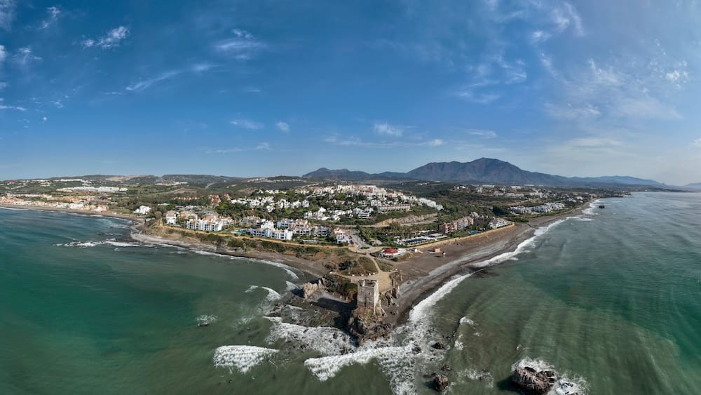 vista de la torre de la sal en la playa del municipio de Casares, Andalucía