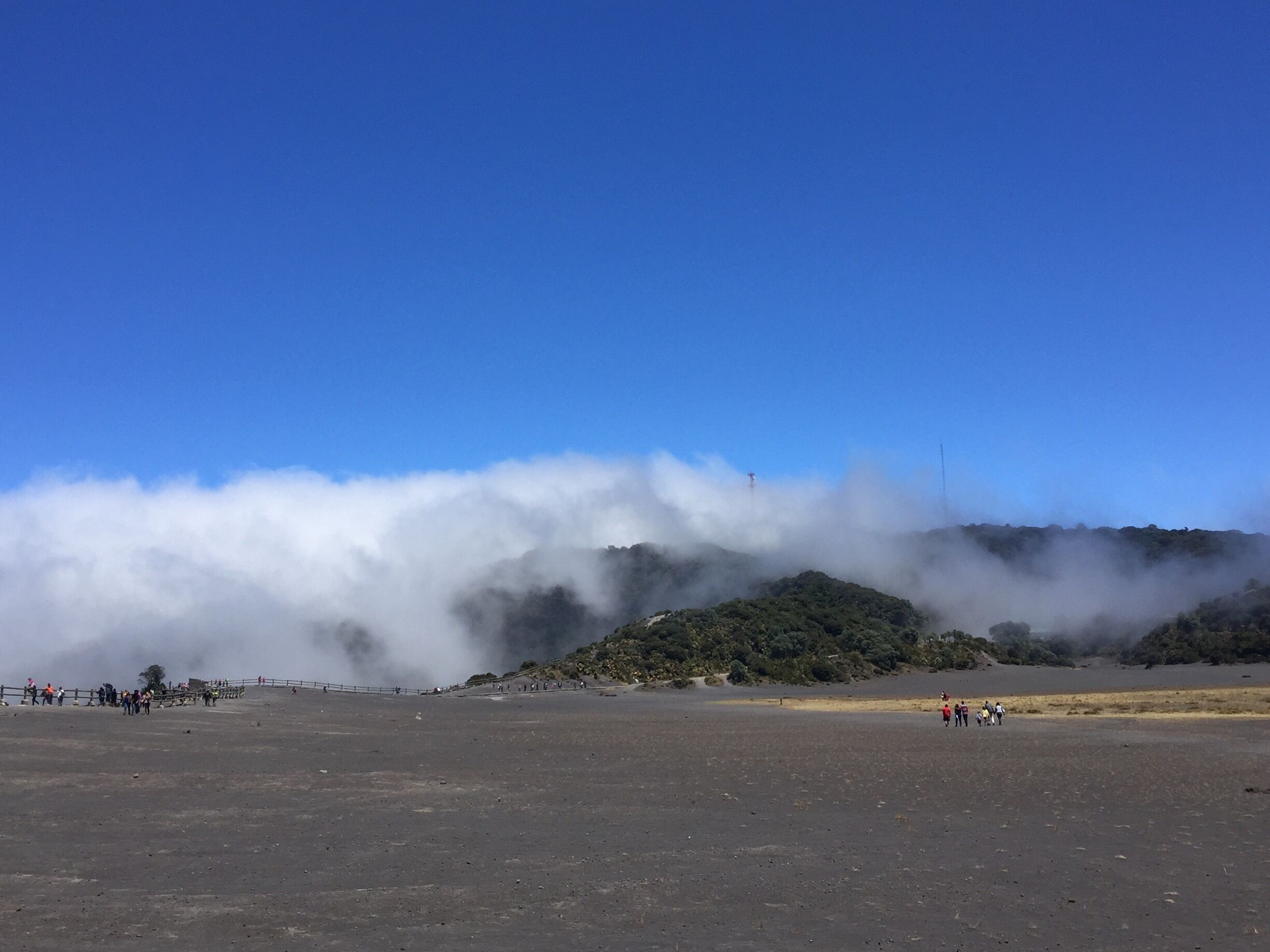 Nubes en el volcan irazu 