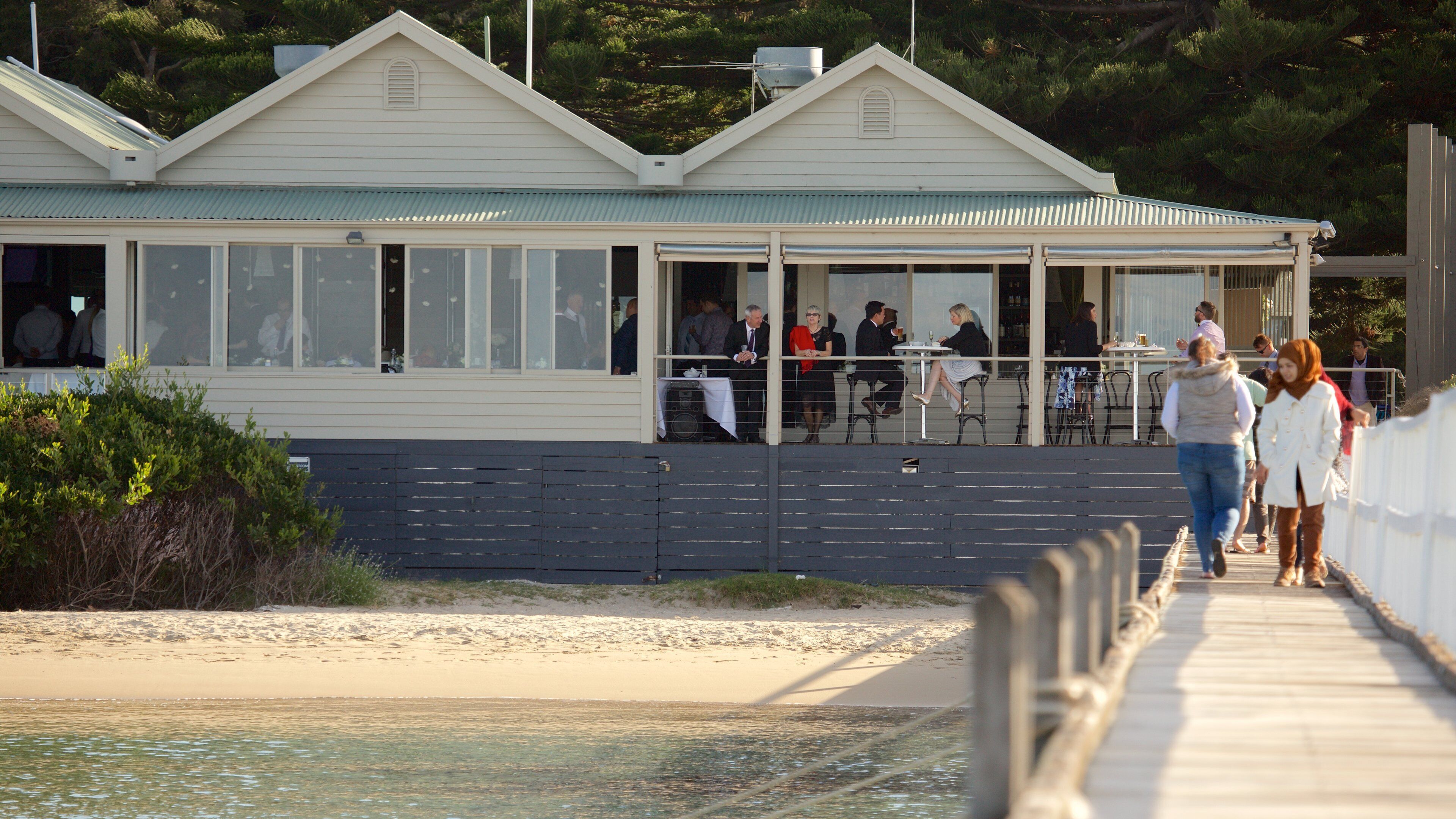 Sorrento Front Beach showing a sandy beach and dining out as well as a large group of people