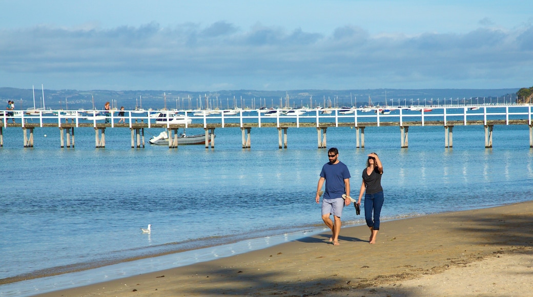 Sorrento mettant en vedette plage de sable aussi bien que couple