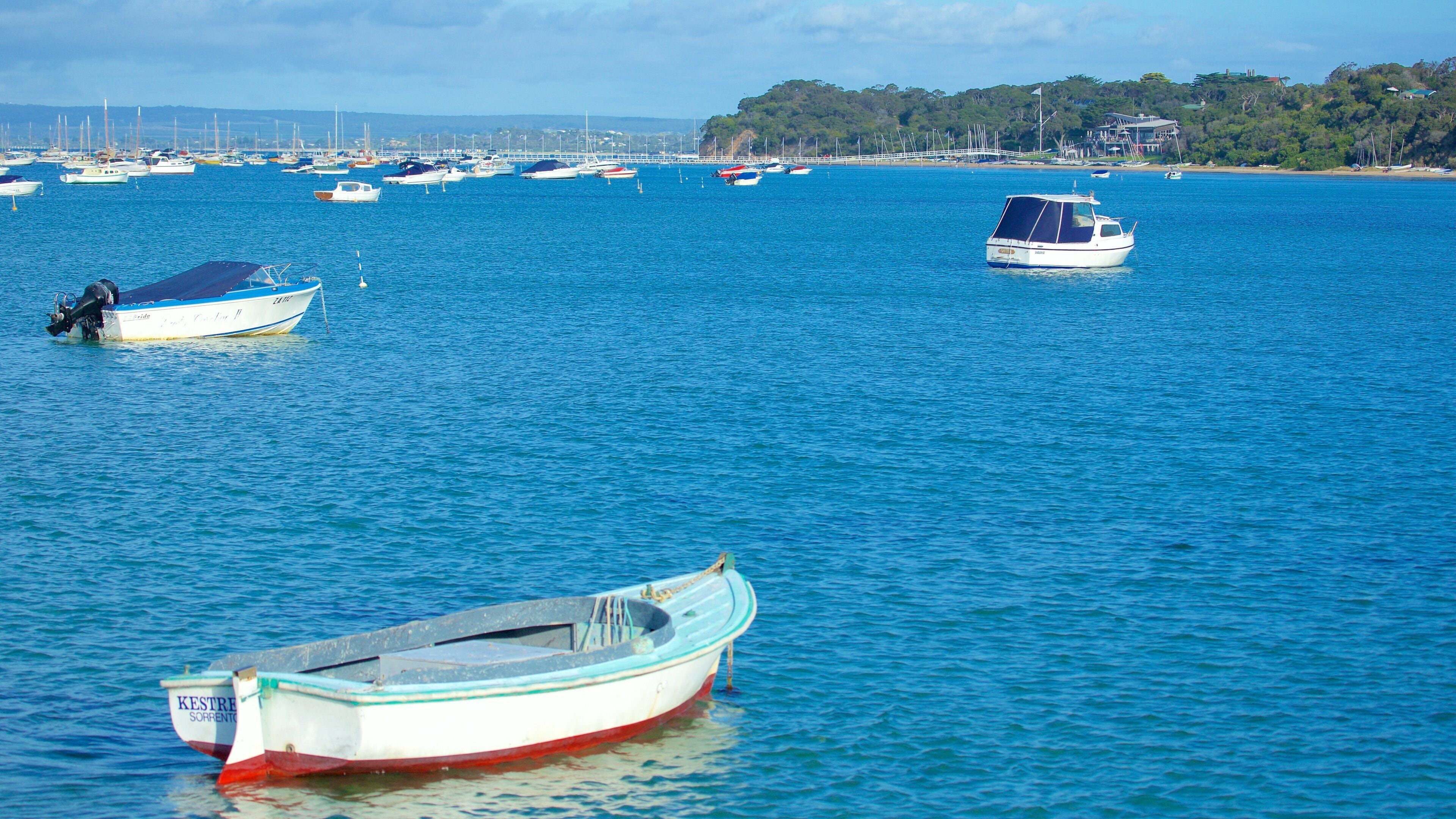 Sorrento Front Beach presenterar båtkörning och kustutsikter