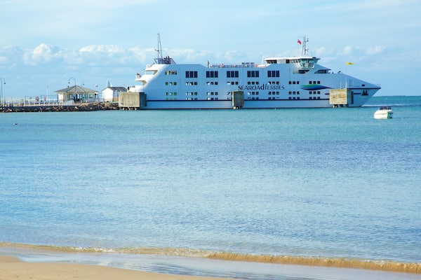 Terminal de Balsa de Searoad mostrando paisagens litorâneas e uma balsa